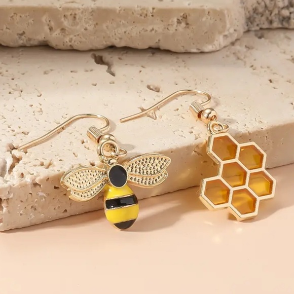 NWT Bee & Honeycomb Mismatched 22K Gold Plated Drop Earrings Fashion Jewelry - Picture 3 of 6